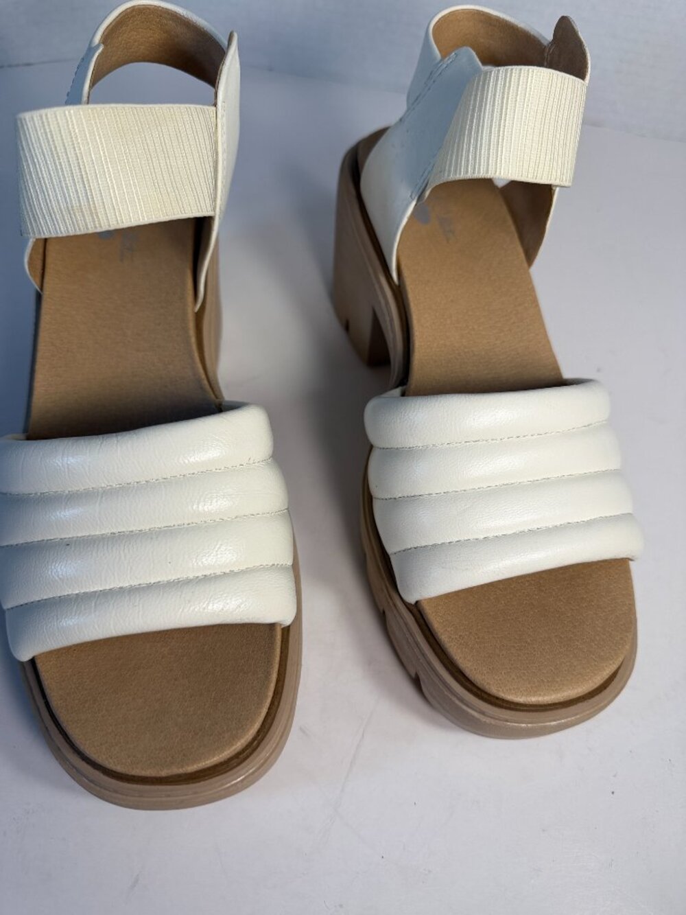 Women's size 7.5 Dr, Scholls white sandals